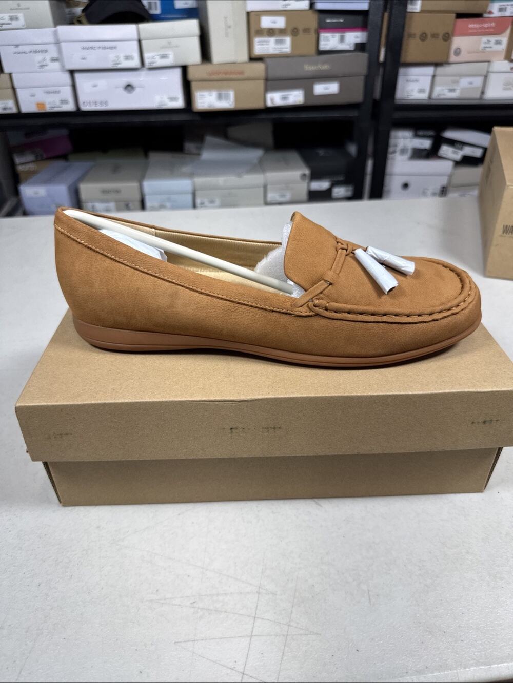 Women's 11 Trotters Women's Dawson Flat Tan Nubuck